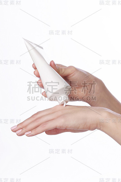 女人手上涂奶油