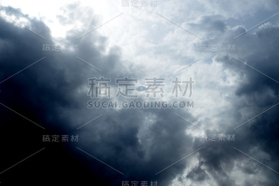 雨前乌云密布。
