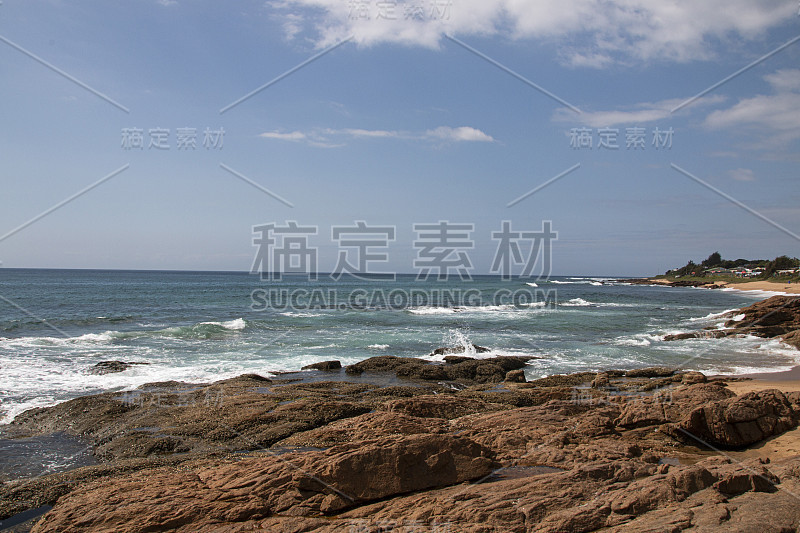 海浪冲击着海岸线上的岩石的特写