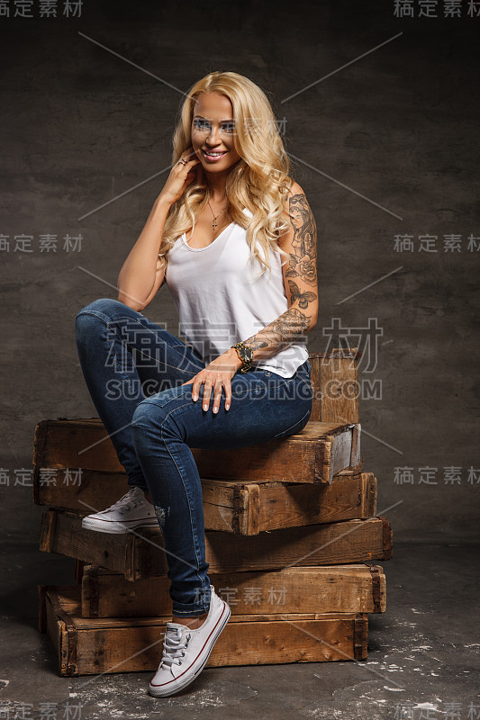 漂亮的金发美女。