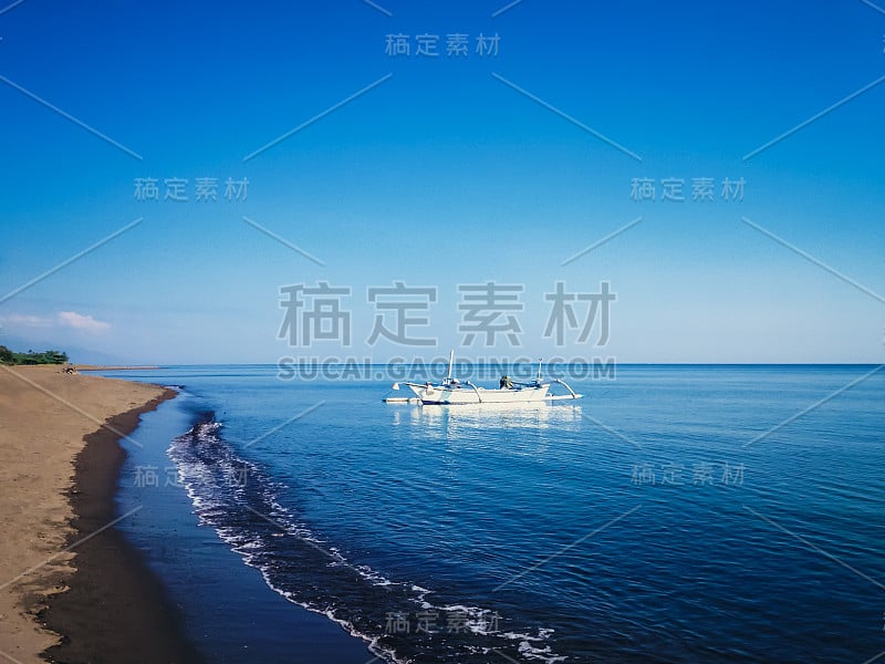 热带捕鱼海滩地平线与传统渔船在一个晴朗的日子