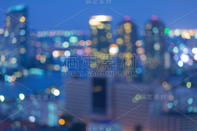暮色模糊了城市的灯光商业区
