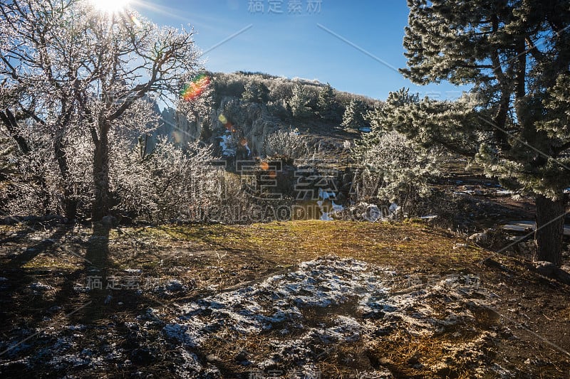 俄罗斯克里米亚的艾佩特里山上有冰雨