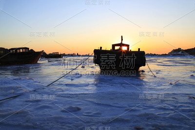 傍晚的海上渔船