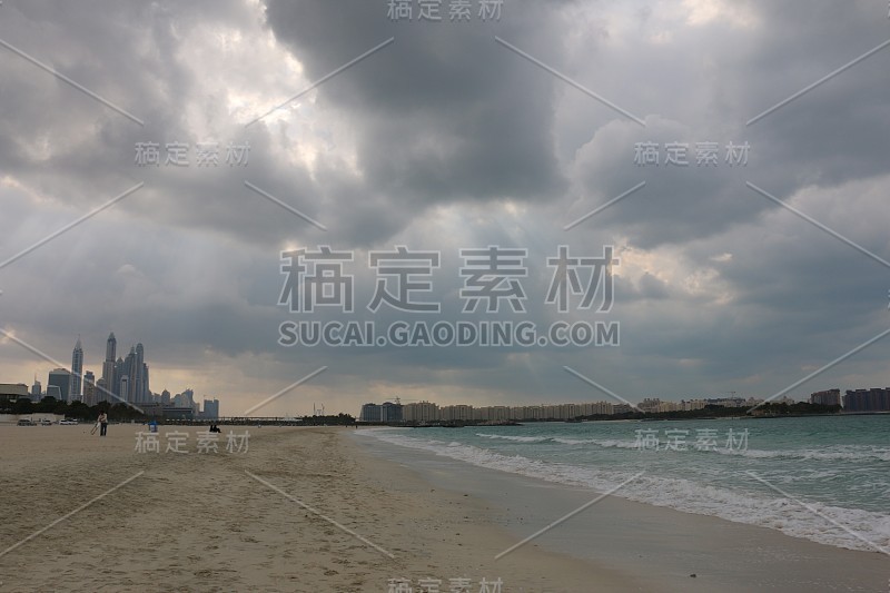 地平线的海景，水波和戏剧性的云景在朱美拉海滩在迪拜，阿拉伯联合酋长国