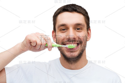 微笑的年轻人拿着牙刷