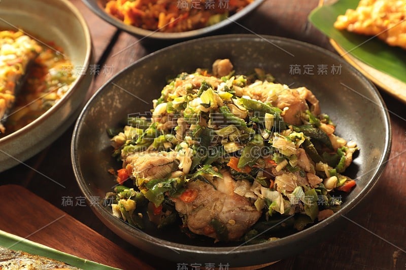 Ayam Woku, minahasandish的意思是青椒碎烧鸡