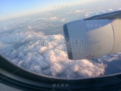 天空的场景，当飞过天空