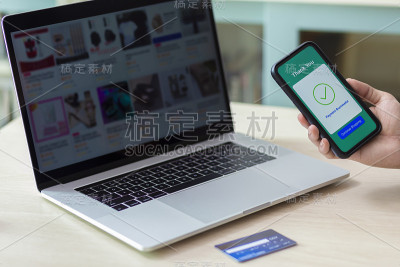 使用智能手机和信用卡进行网上购物