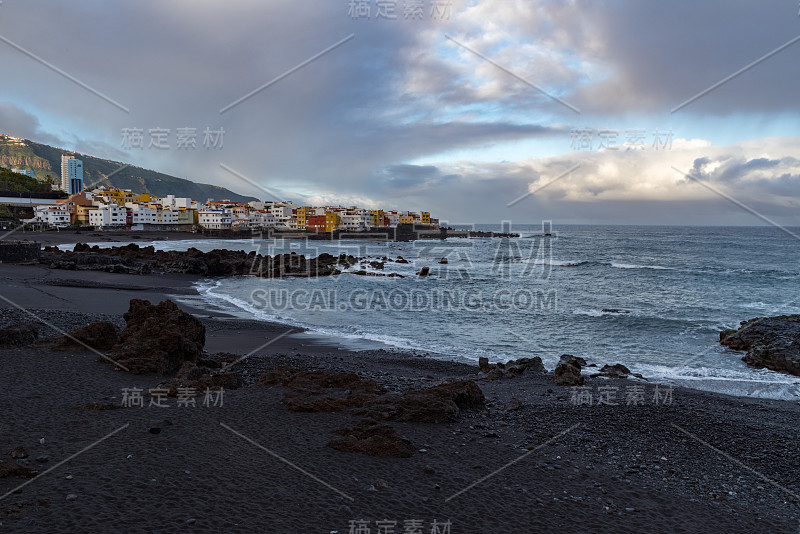 从著名的海滩普拉亚花园到Punta Brava角的日落景观在Puerto de la Cruz，特内