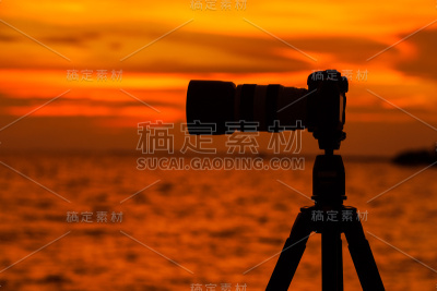 照相机在大海的映衬下勾勒出轮廓。
