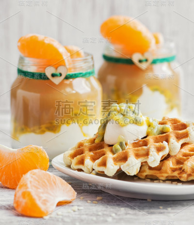 奶油百香果自制华夫饼。小罐酸奶，百香果和苹果泥