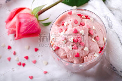 杯装草莓甜点和粉红玫瑰，用糖装饰