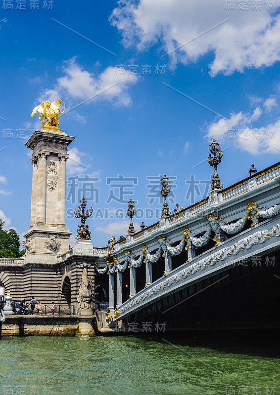 亚历山大三世桥(Pont Alexandre III bridge)是一座横跨塞纳河的拱桥，连接着香