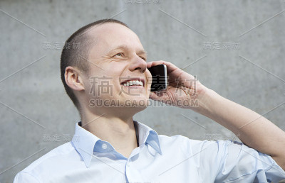 年轻的商人正在讲电话