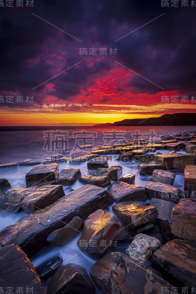 金默里奇日落雨云清晰显露出红色的天空