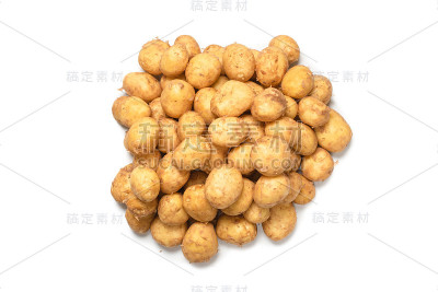 生马铃薯孤立在白色背景上。