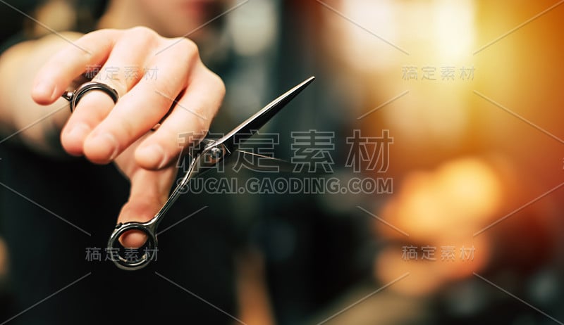 在修剪。