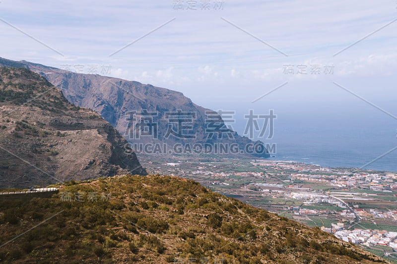 在阳光明媚的日子，美丽的海岸线和山坡上的村庄