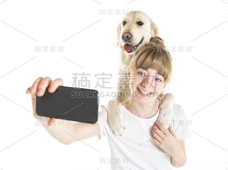 漂亮的少女和她美丽的金毛猎犬在白色的背景做自拍