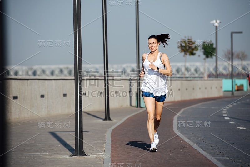 快乐沉浸在运动女人在新的户外轨道上跑步。