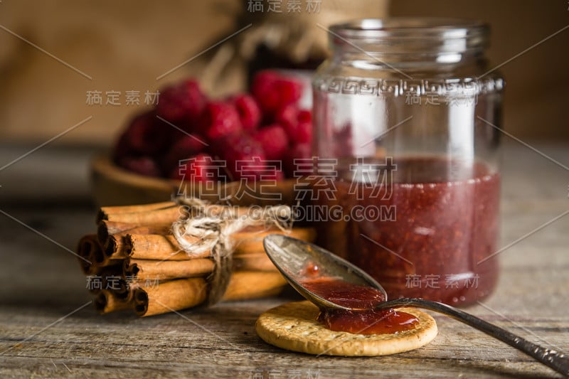 树莓酱和肉桂在乡村背景