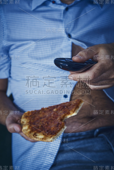 一个啤酒肚吃披萨的男人
