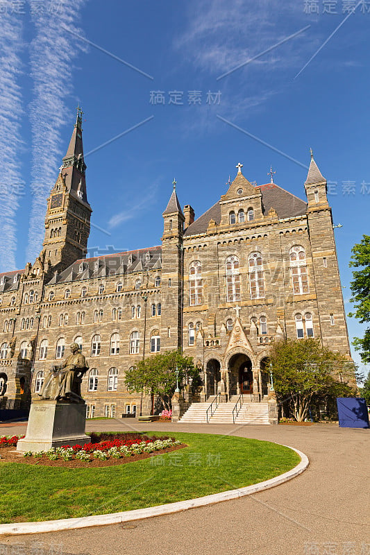 乔治敦大学的主广场，其创始人的雕像和希利大厅的背景。