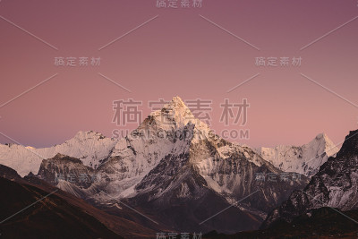 粉红色的山