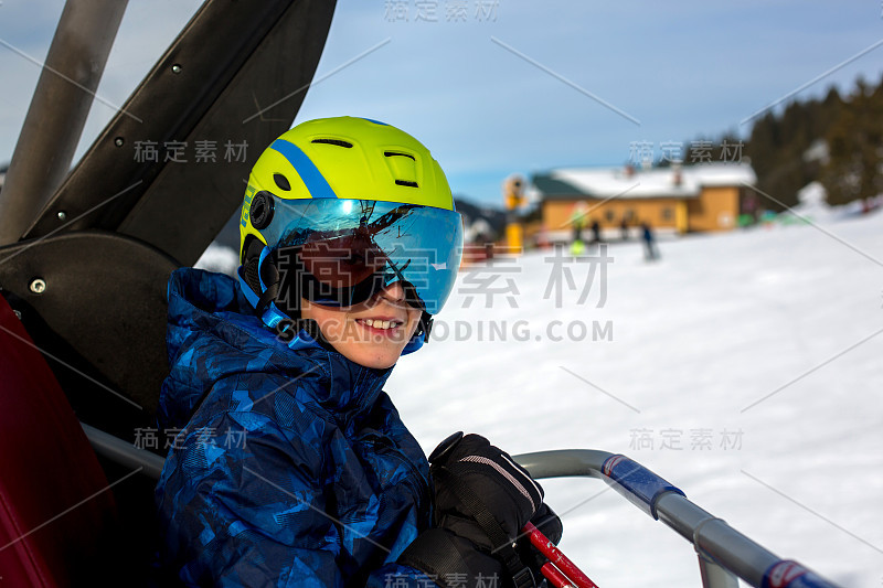 一家人，在阳光明媚的冬日滑雪场滑雪，欣赏风景