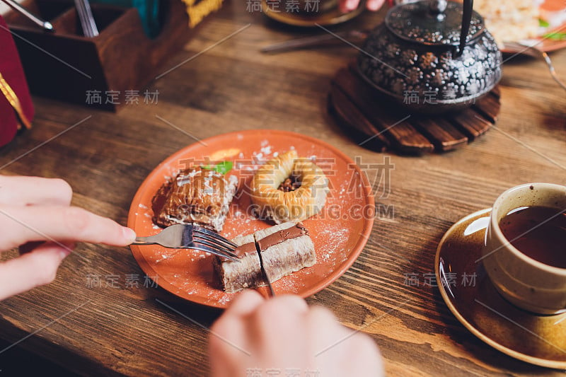 格鲁吉亚甜食。一杯红茶配东方茶。