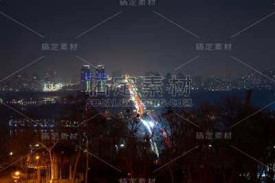 “地铁”大桥夜景
