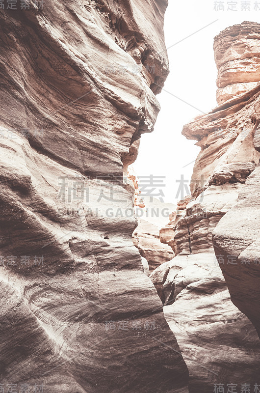 以色列埃拉特南部山区的红峡谷美丽的砂岩悬崖。——图片