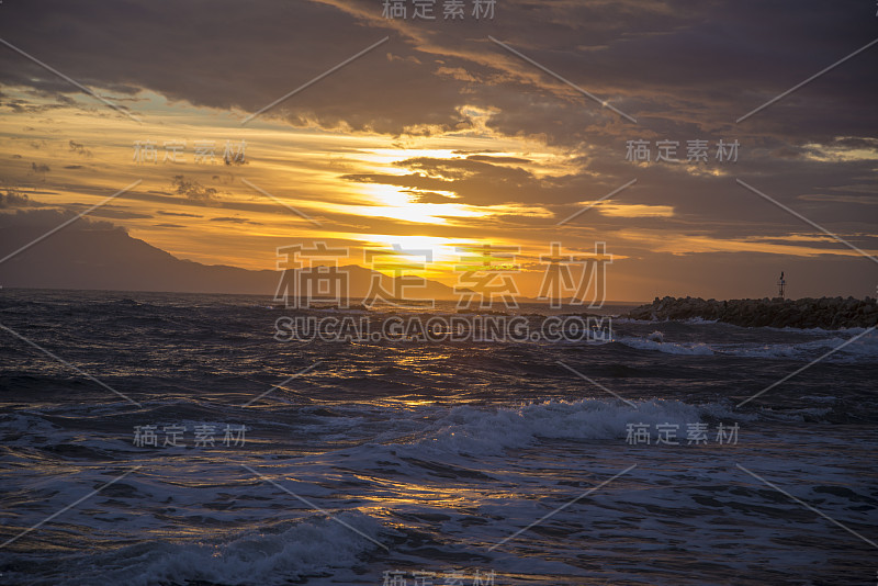 海滨的夕阳使风景变得绚丽多彩