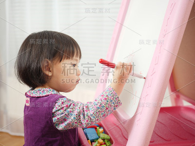 小女孩在家画画