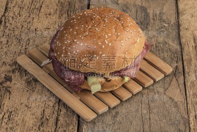 烤牛肉汉堡放在木桌上