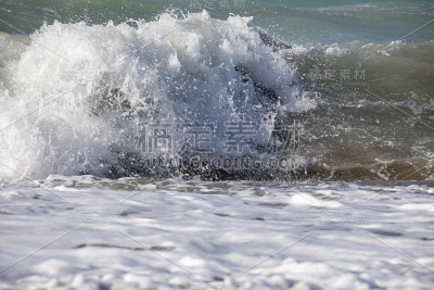 海岸边波涛汹涌，浪花翻滚