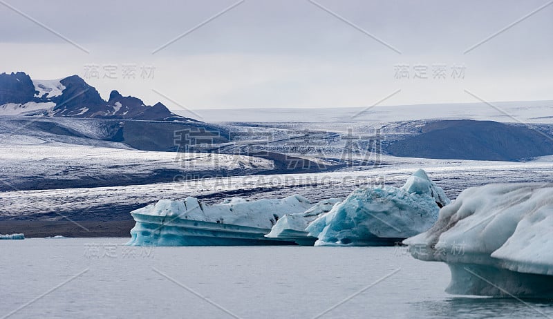 冰岛Jokulsarlon冰川泻湖中的漂浮冰山