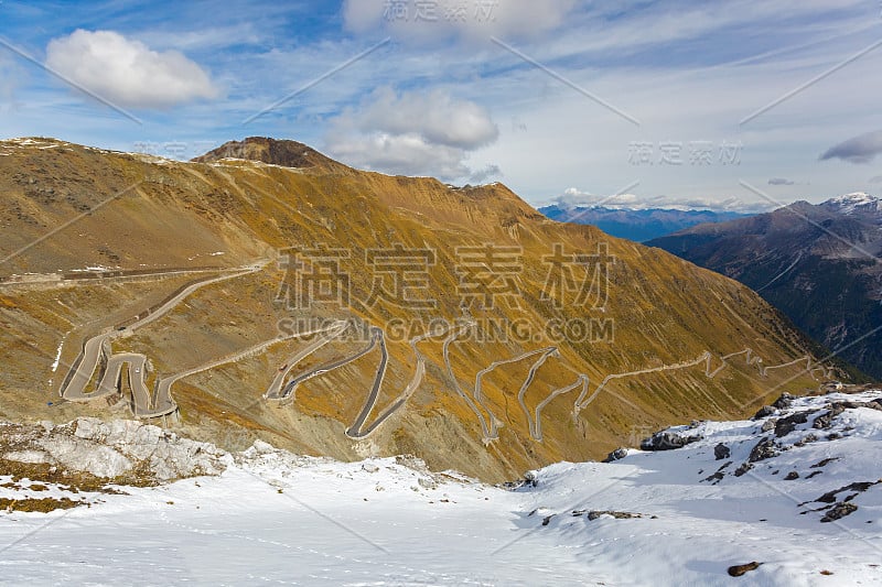 在意大利的德语中，名为Stilfser Joch的山口(Stelvio pass)的发夹弯