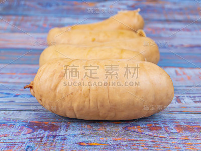 木桌上放着生的巴伐利亚香肠。