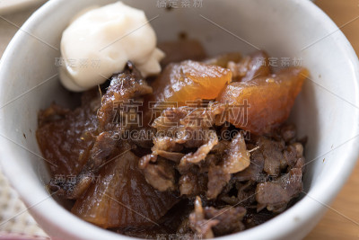 由甜酒、生姜、酱油制成的牛肉酱