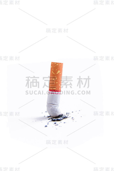 烟蒂与灰孤立在白色背景与剪切路径，复制空间