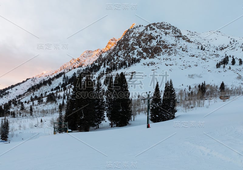 滑雪缆车和轨道与背景山在日落雪鸟滑雪度假村在小棉花峡谷