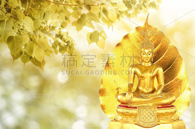 佛像以金菩提叶为背景。