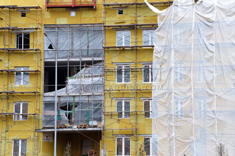 在建筑背景下建造房屋