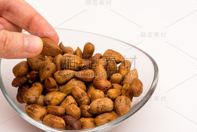玻璃碗里的剥了皮的榛子