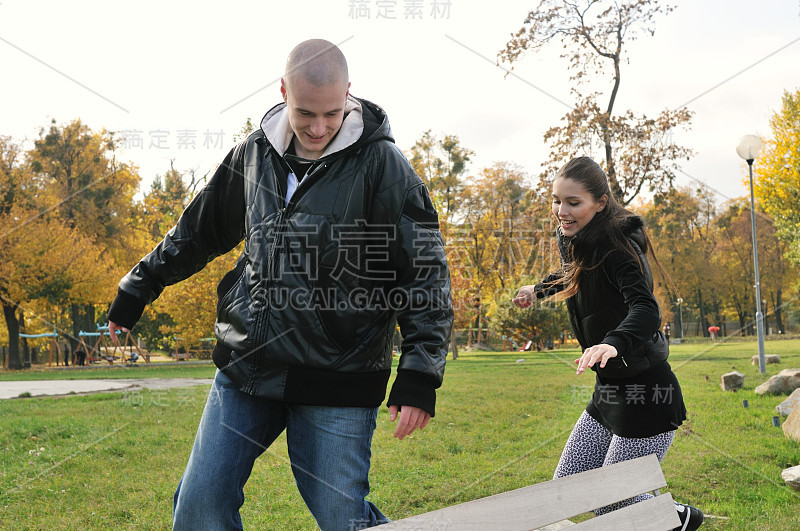 年轻夫妇在户外玩