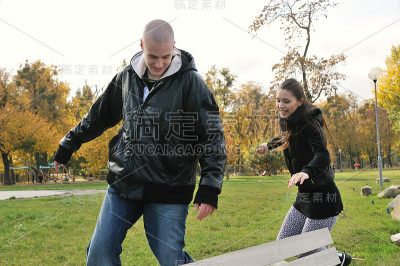 年轻夫妇在户外玩