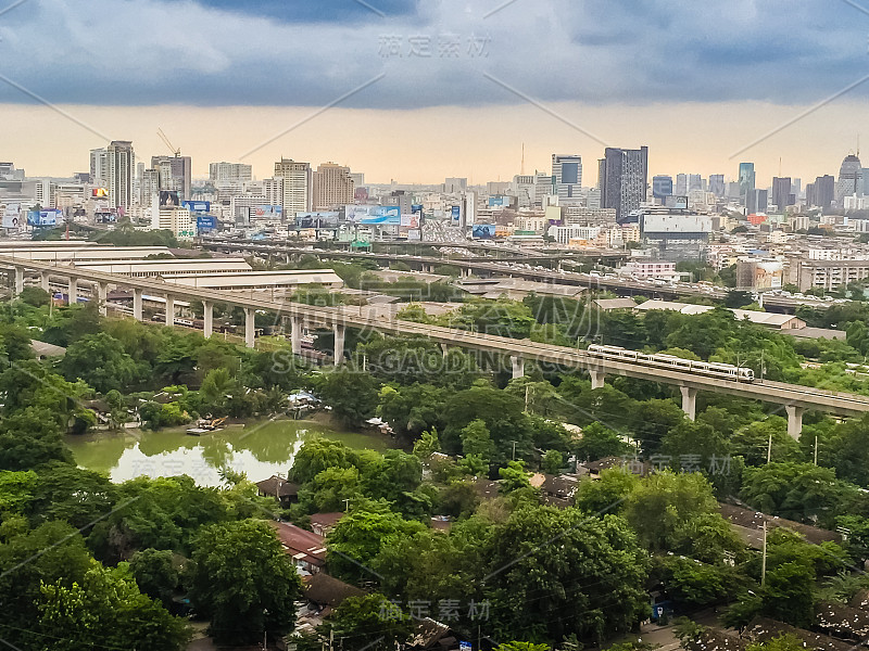 从佩彻布里路(Petchburi Road)的公寓可以看到曼谷商业区摩天大楼林立的大都市天际线