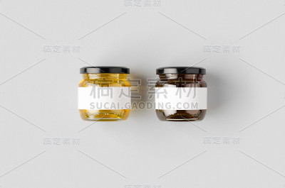 蜂蜜罐模型与空白标签。两个不同的颜色。